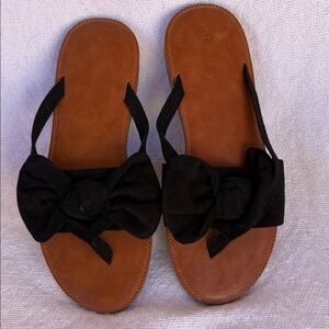 Women’s Fisace 9.5 Black Bow Slide Sandals with Tan Bottom.